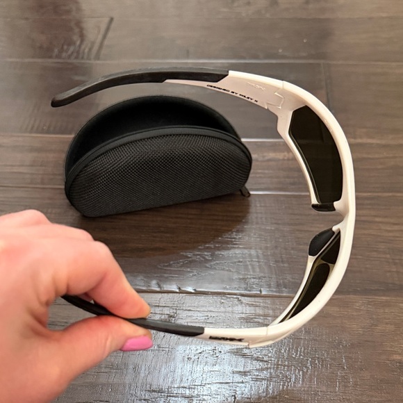 Wiley X Sunglasses Polarized White with Black Lenses - Picture 6 of 8